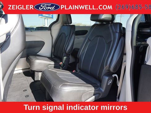 Used 2024 Chrysler Pacifica Touring-L FWD image 12