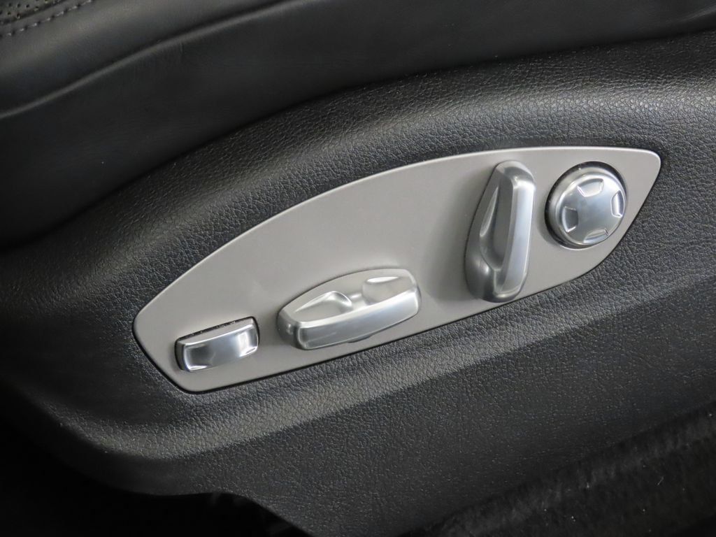Used 2021 Porsche Macan S AWD/4WD image 42