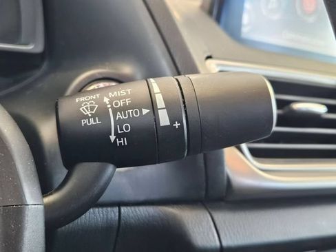 Used 2018 MAZDA MAZDA3 Touring FWD image 11