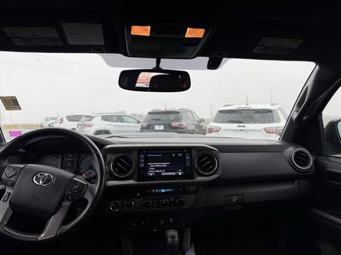 Used 2016 Toyota Tacoma TRD Sport image 10