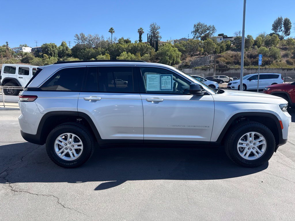 Certified 2024 Jeep Grand Cherokee Laredo RWD image 9
