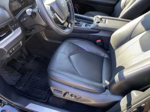 Used 2025 Toyota Grand Highlander AWD image 21