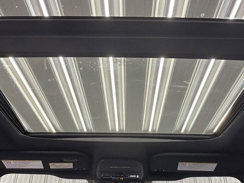 Used 2025 Ford F450 Platinum w/ FX4 Off-Road Package image 36