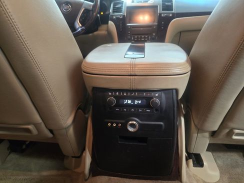 Used 2010 Cadillac Escalade Luxury image 26