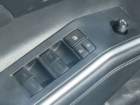Used 2024 Toyota Highlander XLE FWD image 29