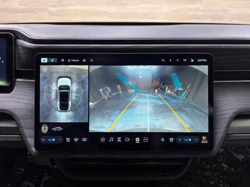 Used 2023 Rivian R1S Adventure image 11