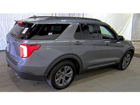 Used 2022 Ford Explorer XLT w/ Equipment Group 202A AWD/4WD image 3