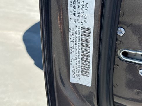 Used 2019 Jeep Cherokee Overland w/ Technology Group AWD/4WD image 33