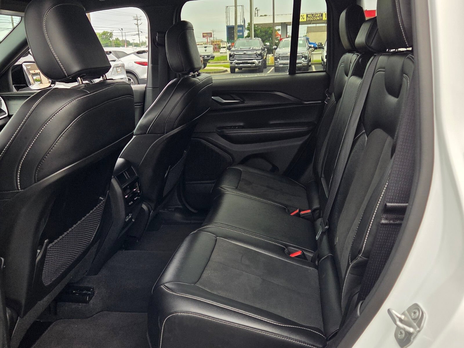 Used 2025 Jeep Grand Cherokee Altitude AWD/4WD image 6