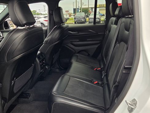 Used 2025 Jeep Grand Cherokee Altitude AWD/4WD image 6