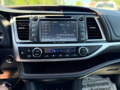 Used 2018 Toyota Highlander Limited AWD/4WD image 17