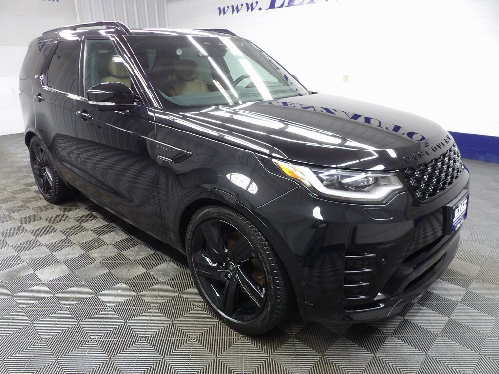 Used 2024 Land Rover Discovery Dynamic SE AWD/4WD image 3