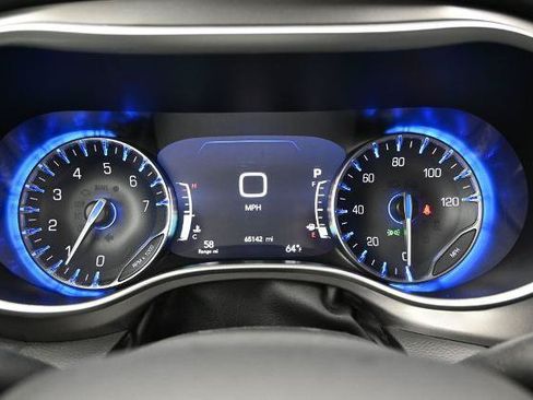 Used 2024 Chrysler Pacifica Touring-L FWD image 22