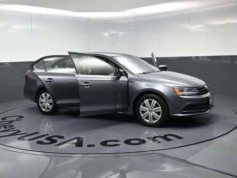 Used 2017 Volkswagen Jetta S w/ Jetta S Cold Weather Package FWD image 24