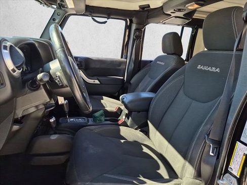Used 2018 Jeep Wrangler Unlimited Sahara w/ Connectivity Group AWD/4WD image 12