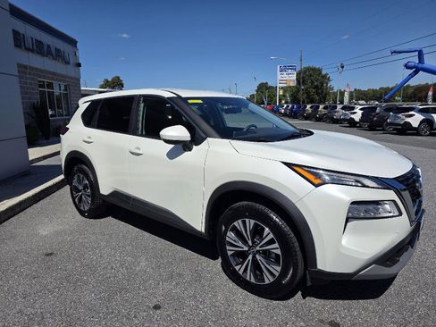 Used 2023 Nissan Rogue SV image 3