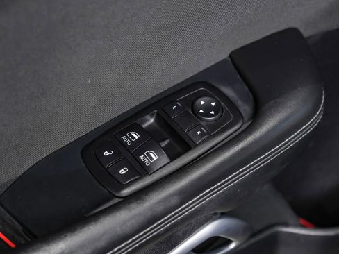 Used 2015 Dodge Challenger SXT image 31