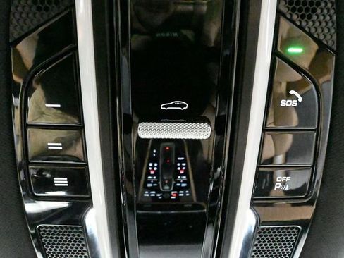 Used 2022 Porsche Cayenne Base image 36