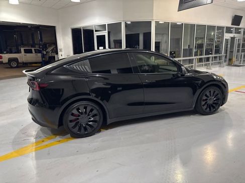 Used 2024 Tesla Model Y Performance image 9