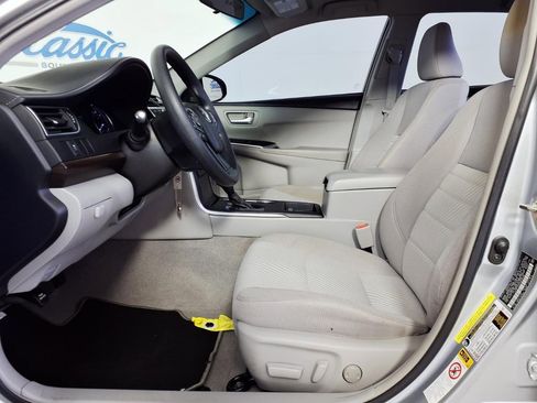 Used 2017 Toyota Camry LE image 9