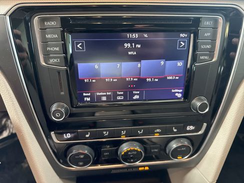 Used 2018 Volkswagen Passat 2.0T R-Line FWD image 34