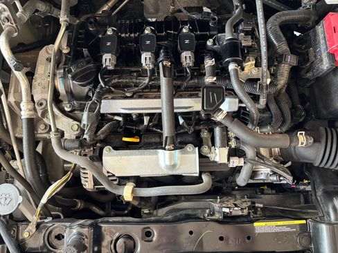 Used 2025 Nissan Versa SV FWD image 31