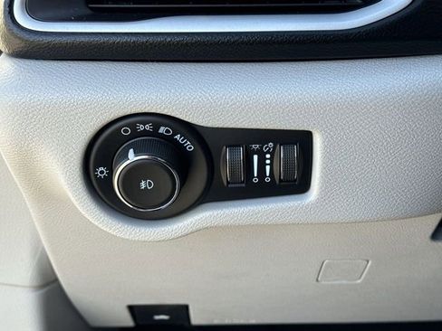 Used 2022 Chrysler Pacifica Touring-L image 17