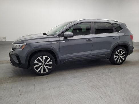 Used 2022 Volkswagen Taos SE FWD image 2