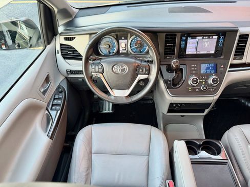 Used 2017 Toyota Sienna XLE w/ XLE Navigation Package FWD image 16