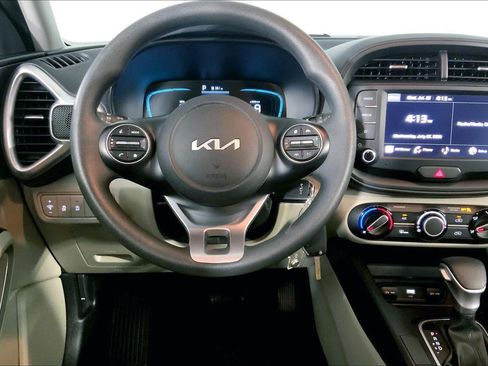 Certified 2025 Kia Soul LX w/ LX Technology Package FWD image 5