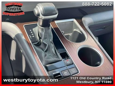 Used 2024 Toyota Sienna XLE FWD image 31
