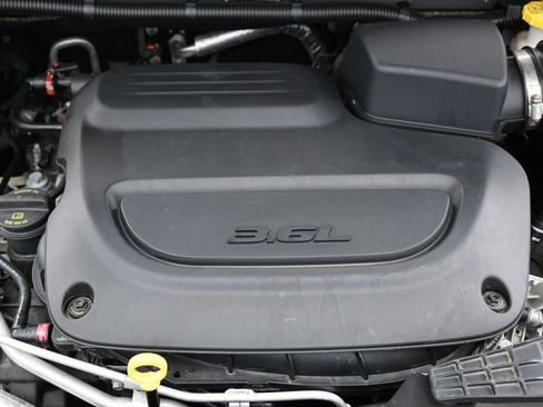 Used 2023 Chrysler Pacifica Touring-L FWD image 41