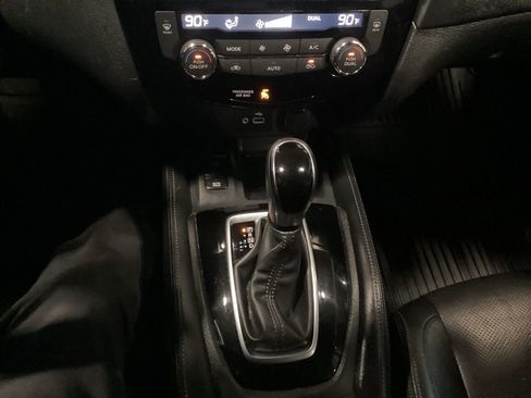 Used 2019 Nissan Rogue SL w/ Premium Package image 18