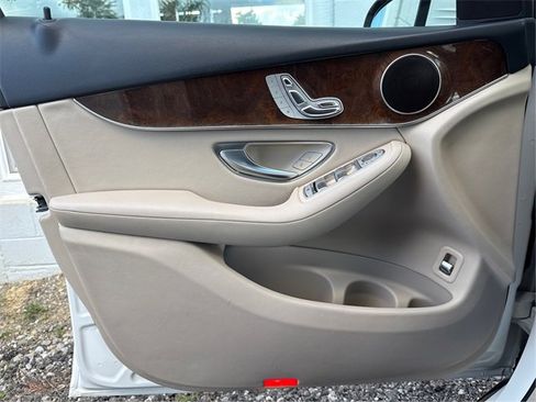 Used 2018 Mercedes-Benz GLC 300 4MATIC w/ Premium Package image 21