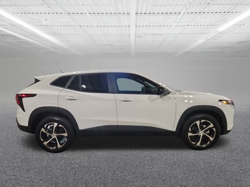 New 2025 Chevrolet Trax RS w/ Sunroof Package image 5