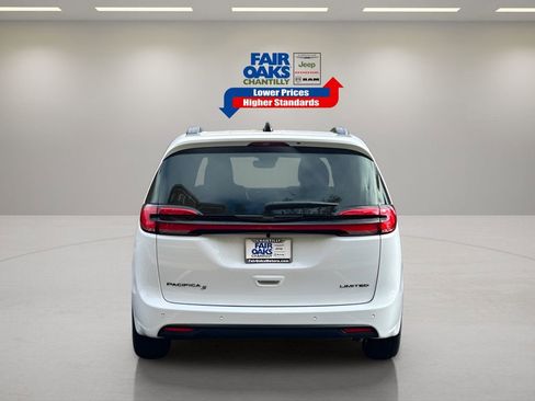 New 2026 Chrysler Pacifica Limited w/ Uconnect Theater Family Group image 10