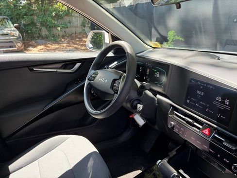 Used 2026 Kia Niro LX FWD image 32