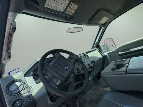 Used 2014 Ford F550 2WD Regular Cab Super Duty image 11