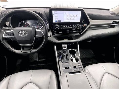 Used 2024 Toyota Highlander XLE FWD image 15