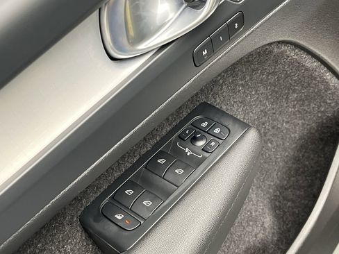 Used 2025 Volvo XC40 B5 Core image 9