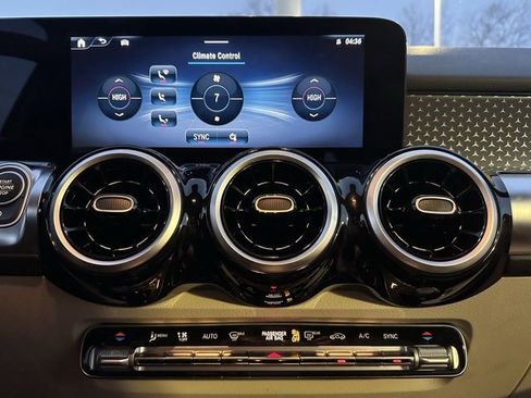 Used 2025 Mercedes-Benz GLB 250 4MATIC image 21