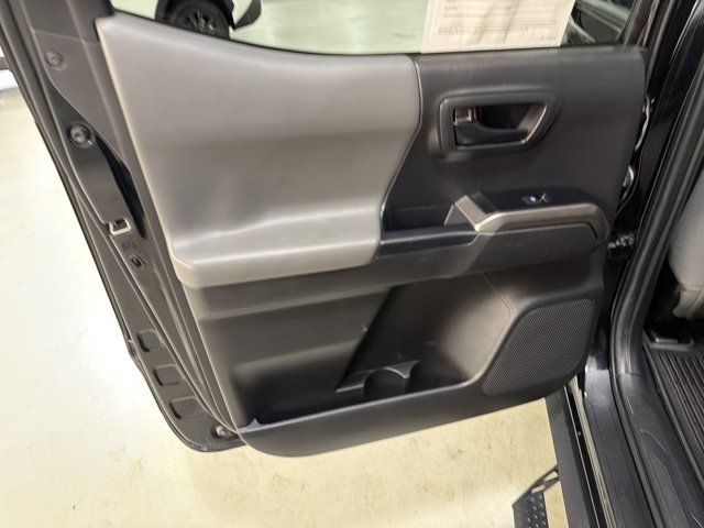 Used 2022 Toyota Tacoma SR5 AWD/4WD image 23