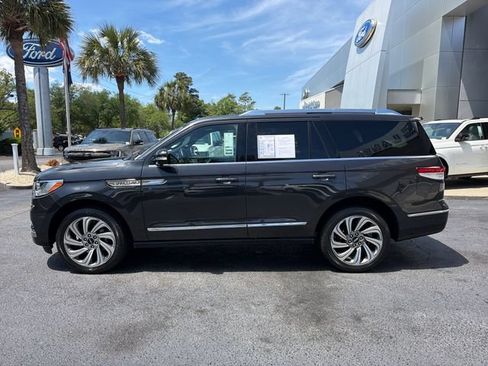Used 2023 Lincoln Navigator Reserve AWD/4WD image 4