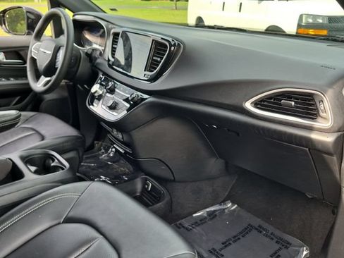 Used 2025 Chrysler Pacifica Select FWD image 35
