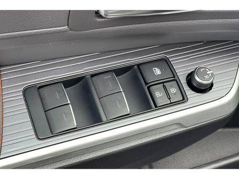 Used 2022 Toyota Sienna XSE image 12