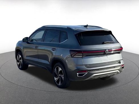 Used 2025 Volkswagen Taos SE image 4