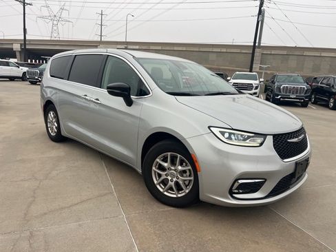 Used 2024 Chrysler Pacifica Touring-L image 2