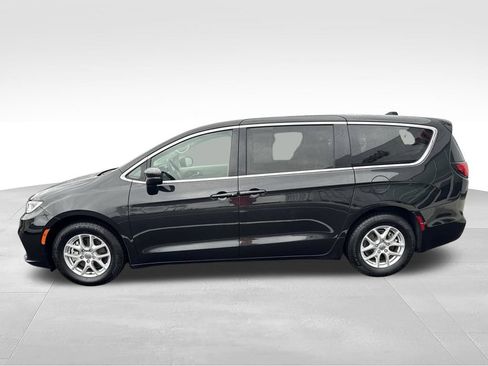 Used 2023 Chrysler Pacifica Touring-L FWD image 6