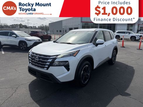 Used 2024 Nissan Rogue SV image 3