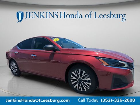Used 2025 Nissan Altima 2.5 SV FWD image 2